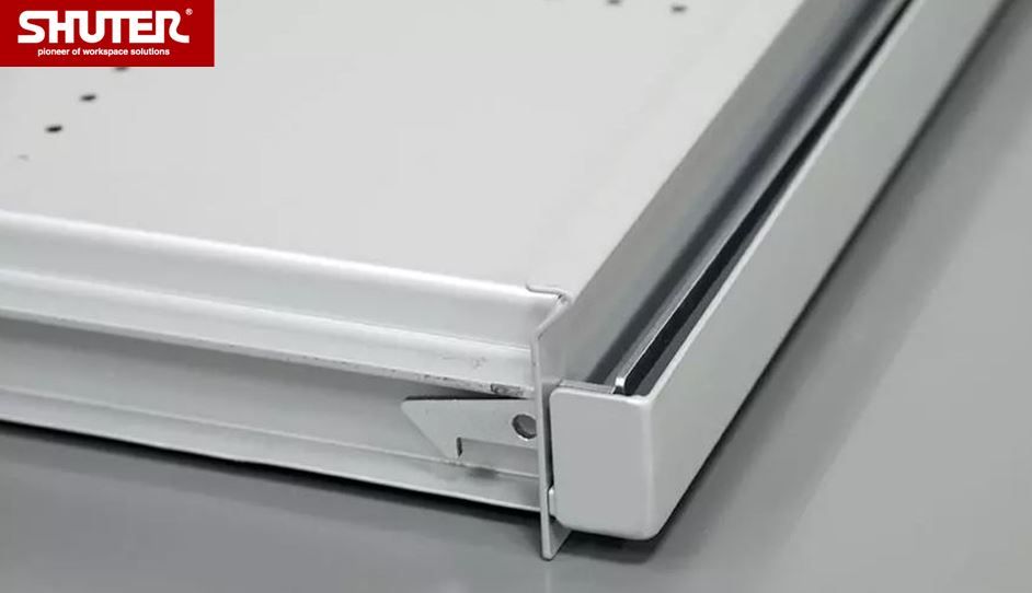 Klip keselamatan pada laci memastikan laci terkunci tidak akan terbuka saat yang lain sedang digunakan.